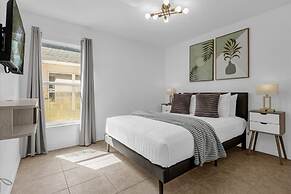 3 Bedrooms S / Lake Berkley Home by RedAwning