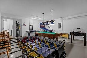 3 Bedrooms S / Lake Berkley Home by RedAwning