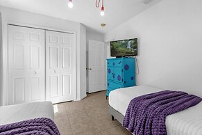 3 Bedrooms S / Lake Berkley Home by RedAwning