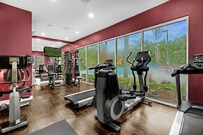 4 Bedrooms S / Lucaya Village Townhouse by RedAwning