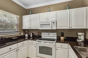 4 Bedrooms S / Lucaya Village Townhouse by RedAwning