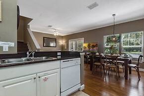 4 Bedrooms S / Lucaya Village Townhouse by RedAwning