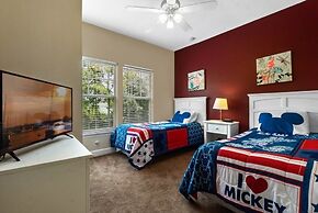 4 Bedrooms S / Lucaya Village Townhouse by RedAwning