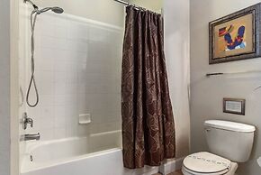 4 Bedrooms S / Lucaya Village Townhouse by RedAwning