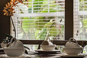 4 Bedrooms S / Lucaya Village Townhouse by RedAwning