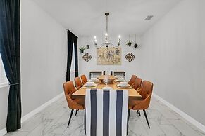 6 Bedrooms S / Storey Lake Home by RedAwning