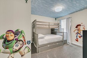 6 Bedrooms S / Storey Lake Home by RedAwning