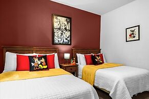 3 Bedrooms S / Lucaya Village Townhouse by RedAwning