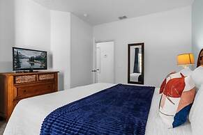 3 Bedrooms S / Lucaya Village Townhouse by RedAwning