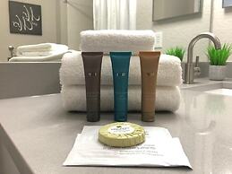 3 Bedrooms S / Lucaya Village Townhouse by RedAwning