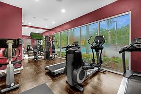 3 Bedrooms S / Lucaya Village Townhouse by RedAwning