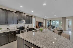 5 Bedrooms S / Solara Home by RedAwning