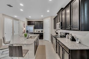 5 Bedrooms S / Solara Home by RedAwning