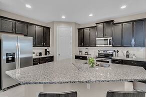 5 Bedrooms S / Solara Home by RedAwning