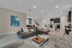 5 Bedrooms S / Solara Home by RedAwning