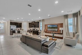 5 Bedrooms S / Solara Home by RedAwning