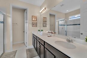 5 Bedrooms S / Solara Home by RedAwning