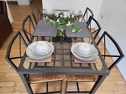 Luxury River View 2-bed Apt, Wifi, Garden, River