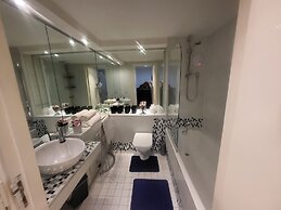 Luxury River View 2-bed Apt, Wifi, Garden, River