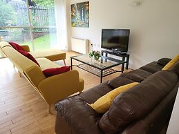 Luxury River View 2-bed Apt, Wifi, Garden, River