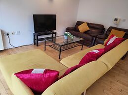 Luxury River View 2-bed Apt, Wifi, Garden, River