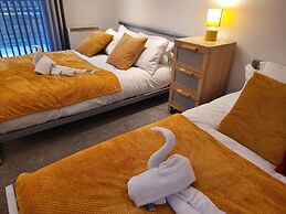 Luxury River View 2-bed Apt, Wifi, Garden, River