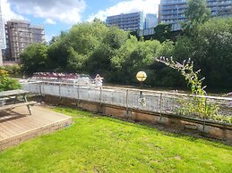 Luxury River View 2-bed Apt, Wifi, Garden, River