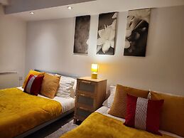 Luxury River View 2-bed Apt, Wifi, Garden, River