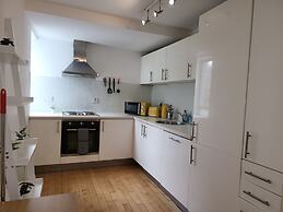 Luxury River View 2-bed Apt, Wifi, Garden, River