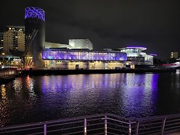 Luxury River View 2-bed Apt, Wifi, Garden, River