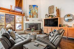 Remodeled and Oversized 2-bedroom Condo in West Keystone With Mountain