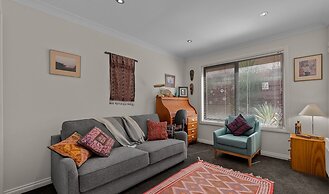 StayCentral - Tranquil Townhouse