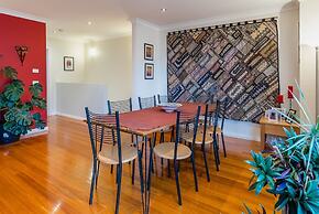 StayCentral - Tranquil Townhouse