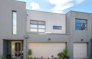 StayCentral - Tranquil Townhouse