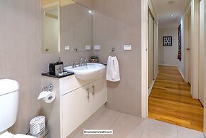 StayCentral - Tranquil Townhouse