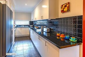 StayCentral - Tranquil Townhouse