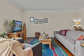 StayCentral - Tranquil Townhouse