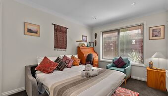 StayCentral - Tranquil Townhouse