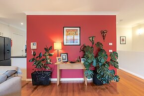 StayCentral - Tranquil Townhouse