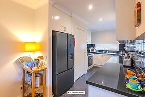 StayCentral - Tranquil Townhouse