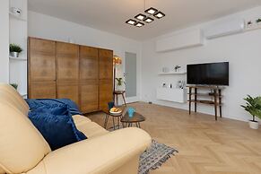 Warsaw Apartment Dobra by Renters