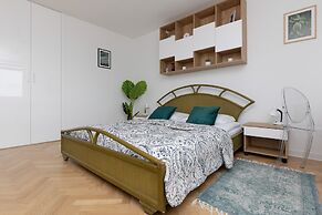 Warsaw Apartment Dobra by Renters