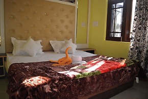 Goroomgo Nice One Palace Srinagar