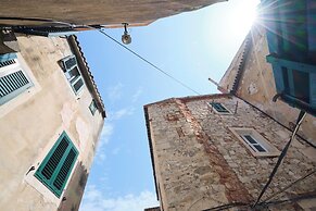 Apartment Galeriana Palace by Litto