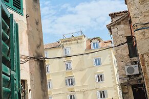 Apartment Galeriana Palace by Litto