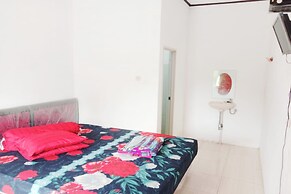 OYO 3303 Penginapan Putri Asih Sawarna