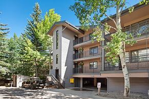 Charming Condo Only 1 Block From Lift 1A w/ Private Balcony With Aspen