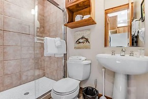 Stylish and Spacious 3-bedroom Townhome Adjacent to Snowflake Lift, Wi