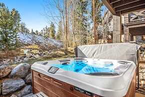 Stylish and Spacious 3-bedroom Townhome Adjacent to Snowflake Lift, Wi