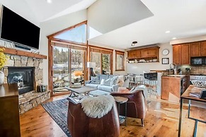 Stylish and Spacious 3-bedroom Townhome Adjacent to Snowflake Lift, Wi